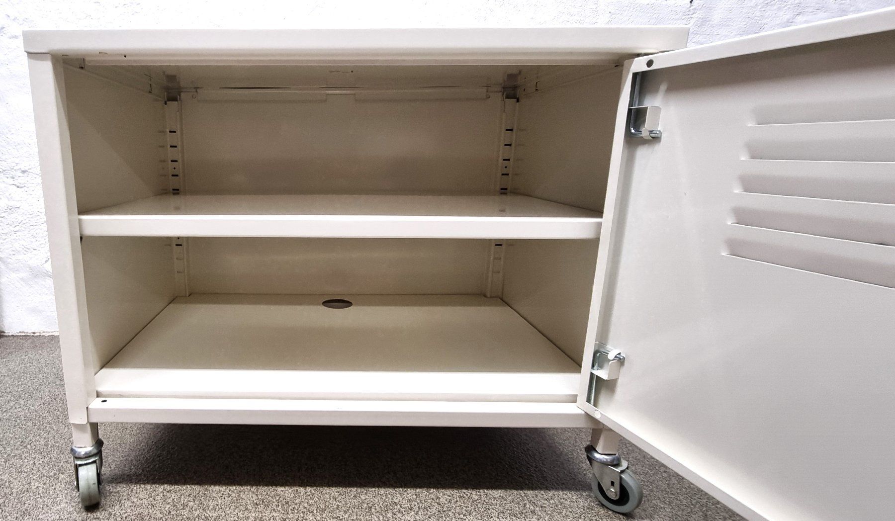Ikea Armadi: IKEA PS Metallschrank  Rollcontainer Crèmeweiss – Usato da Bern venduto da ros_v7ry 6