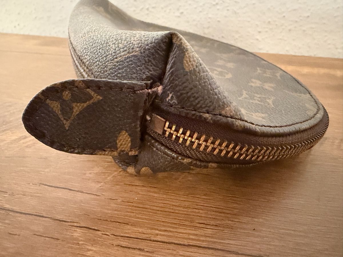 Louis Vuitton Astucci : Trousse Louis Vuitton monogramme état usagé visible – Usato da Brügg BE venduto da Goob 4