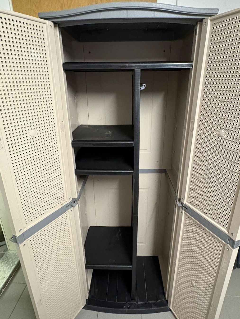 Armoires: Geräteschrank Kunststoff beige/grau gebraucht – D'occasion à Oberrohrdorf par rododay 2