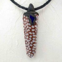 Versteinerte Koralle mit Lapislazuli als Anhänger auf Leder