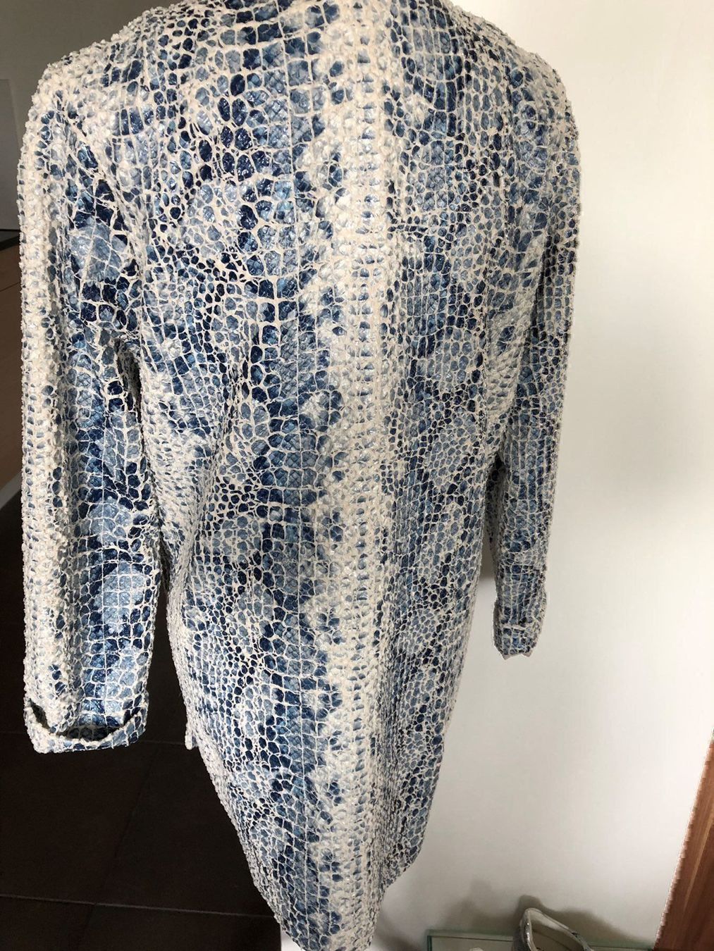 Cappotti: Design Damen Mantel Gr. 38 /40 Schlangenoptik – Nuovo (secondo la descrizione) da Emmenbrücke venduto da Ladyboutique 4
