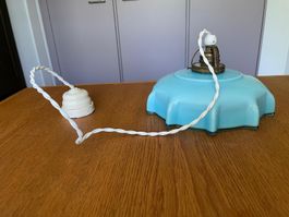 Jolie lampe opaline bleu ciel