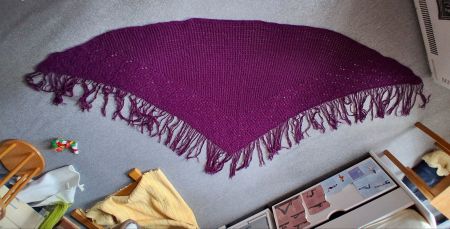 Handgestrickter violetter Schal mit Fransen