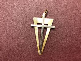 Anhänger Kreuz und Schild aus 18 Karat bicolor Gold Au 750