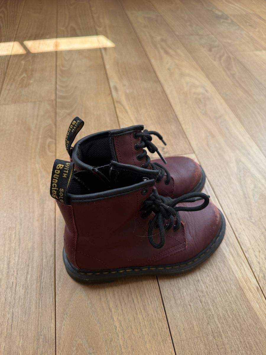 Dr. Martens Scarpe per ragazzi: burgundy doc martens kids – Usato da zürich venduto da kaja022 1