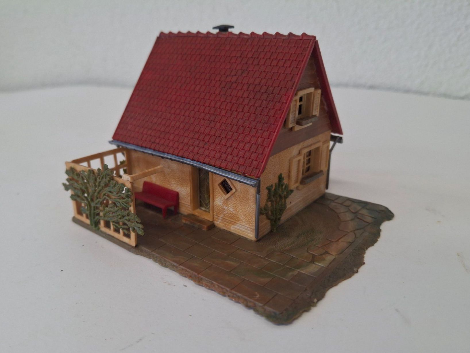 Modelleisenbahnen: Modellbau Wohnhaus mit Garten – Gebraucht aus Reichenburg von AK307