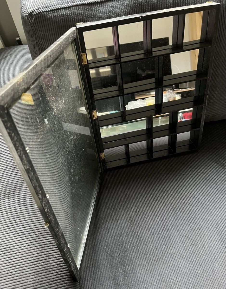 Vitrinen: Vitrine mit Spiegelhintergrund und Türchen – Gebraucht aus Kriens von Honey79 1