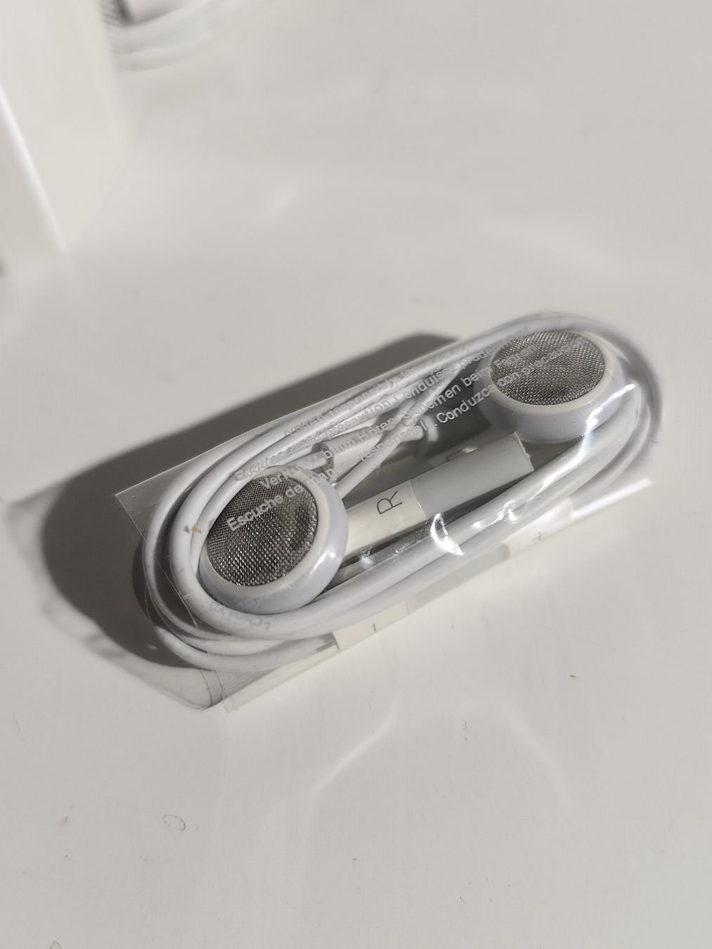 Caricabatterie: Ladegerät und Kabel 16 Pin + Kopfhörer Neu – Nuovo (secondo la descrizione) da La Tour de Peilz venduto da Dejobokin 1