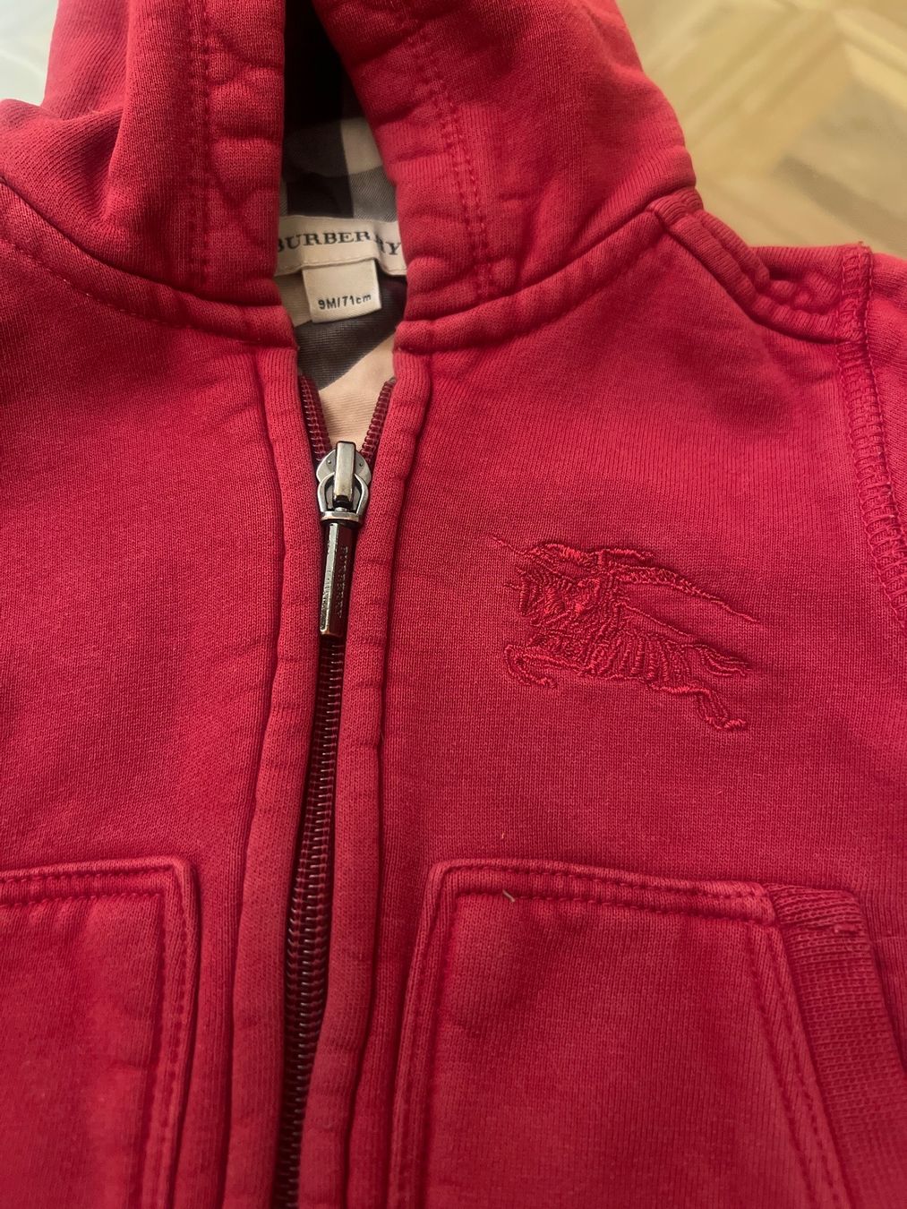 Burberry Giacche & Cappotti: Sweat Burberry rouge taille 9 mois – Nuovo (secondo la descrizione) da Lausanne venduto da Flo1006 1