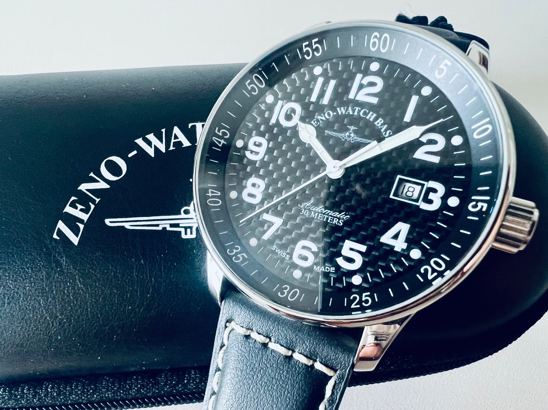 Zeno Orologi: ZENO X-Large 44mm Pilot Carbon - Automatic Date - SRP Fr.933 – Nuovo e nell'imballaggio originale da Le Mont-sur-Lausanne venduto da LycaGallery