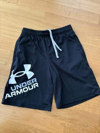 Kurze Hosen Under Armour / Gr. 140