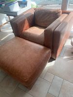 Fauteuil en cuir + reposé pieds confortable et en bon état.
