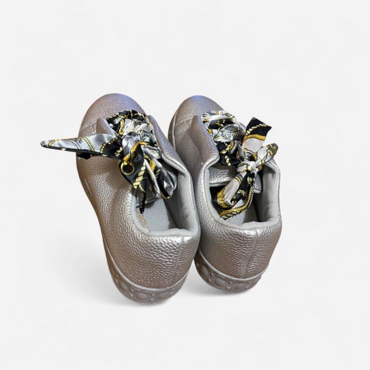 Scarpe da donna: Silver Sneakers with Scarf Laces – Nuovo e nell'imballaggio originale da Basel venduto da 1moonstar 1