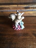 Niedliche Eichhörnchen Figur auf Beere – Dekoration Herbst