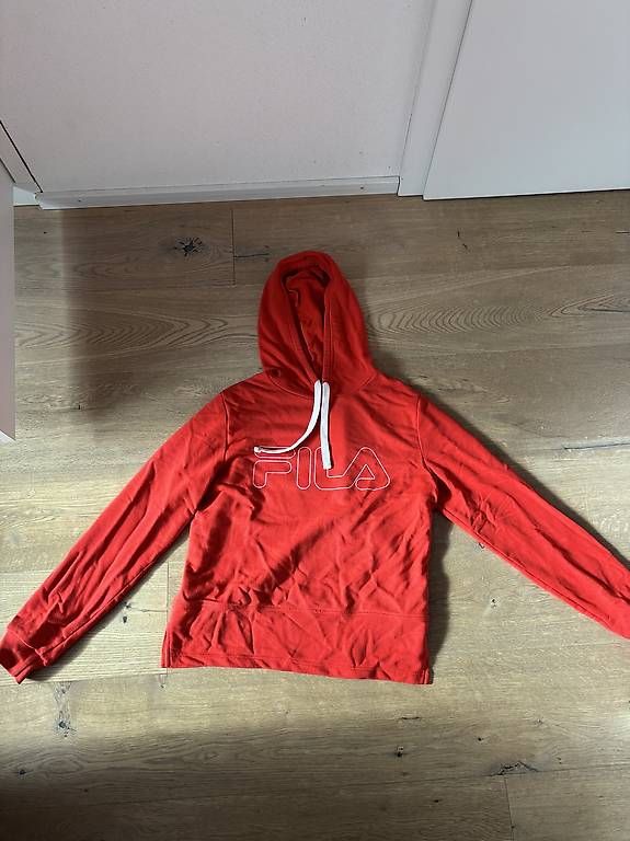 Pullover & Sweatshirts: roter Fila Hoodie  – Gebraucht aus Chur von gio_6rlp