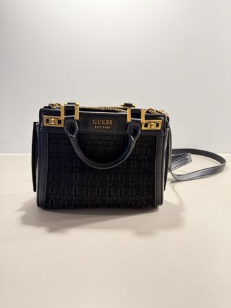 Schwarze Guess Handtasche – Goldene Details – Top Zustand!