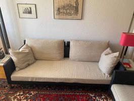 Sofa mit Kissen und Sessel