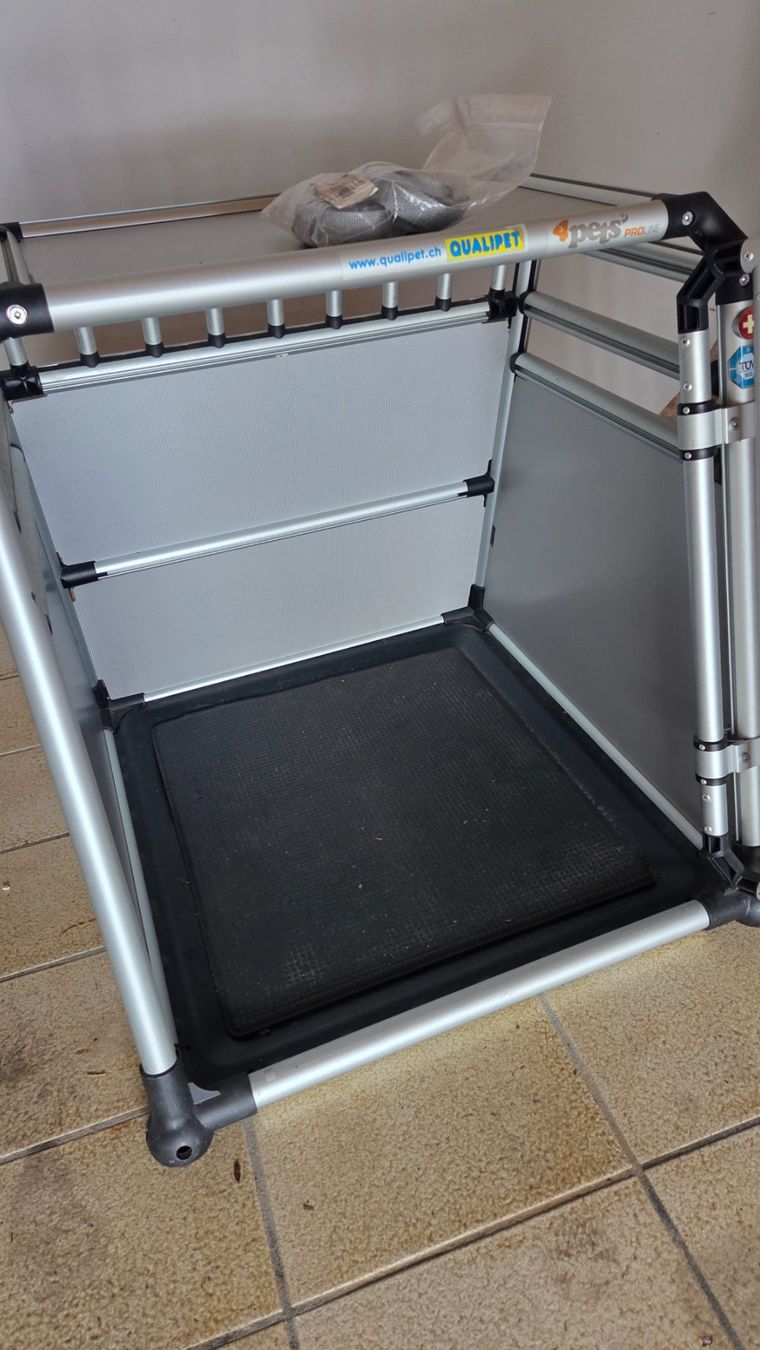4pets Gabbie, trasporto & Sicurezza: Hundetransportbox 4pets ProLine Eagle Grösse S silber – Usato da Eschenbach SG venduto da fraeulein.nima 4