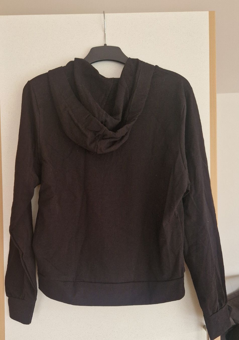 Maglioni & Felpe: Sweat noir à capuche taille S/M à détails – Nuovo (secondo la descrizione) da Versoix venduto da aline_b 1