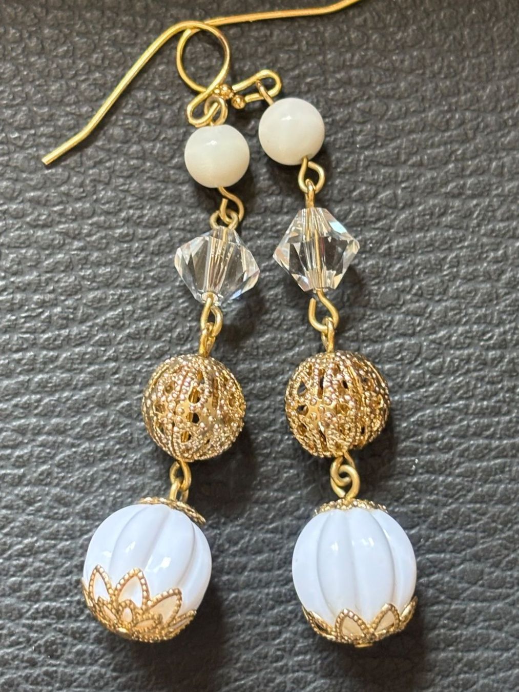 Boucles d'oreille: Boucles d'oreilles pendantes perles blanches et dorées – D'occasion à Peseux par CharmeCommerce 1