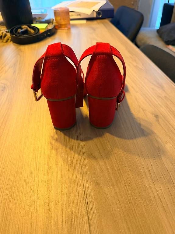 Scarpe da donna: Rote Sandalen mit Blockabsatz – Usato da Bözberg venduto da van_52qk 1