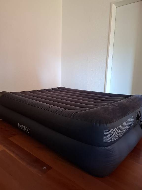 Betten: Intex Luftbett mit integrierter Pumpe – Gebraucht aus Biel/Bienne von Kyruna 1