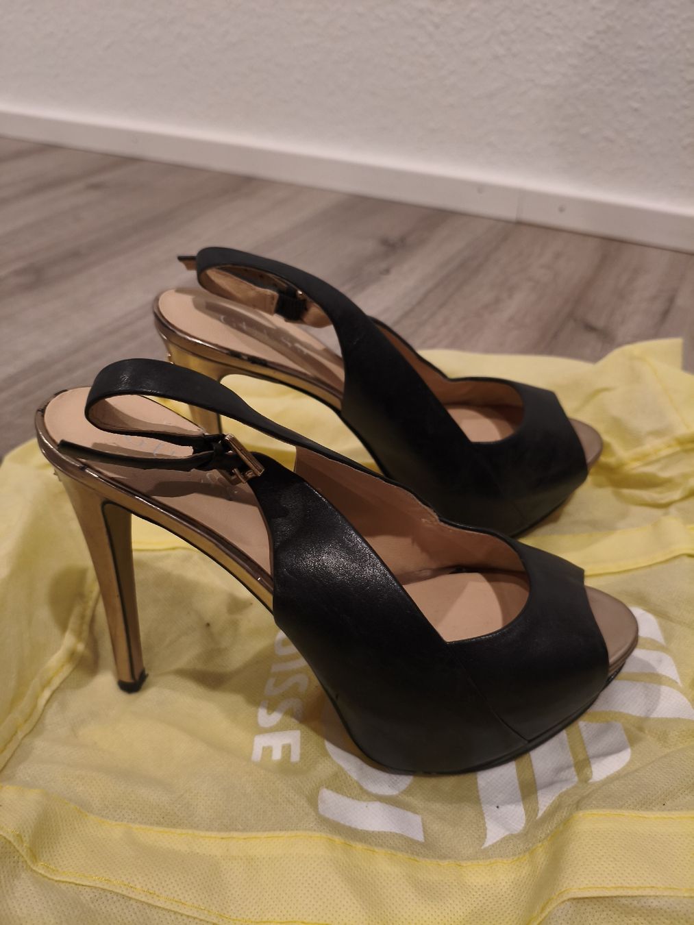 Guess Scarpe da donna: Scarpe Guess 37 – Usato da Bioggio venduto da OresteIronix 2