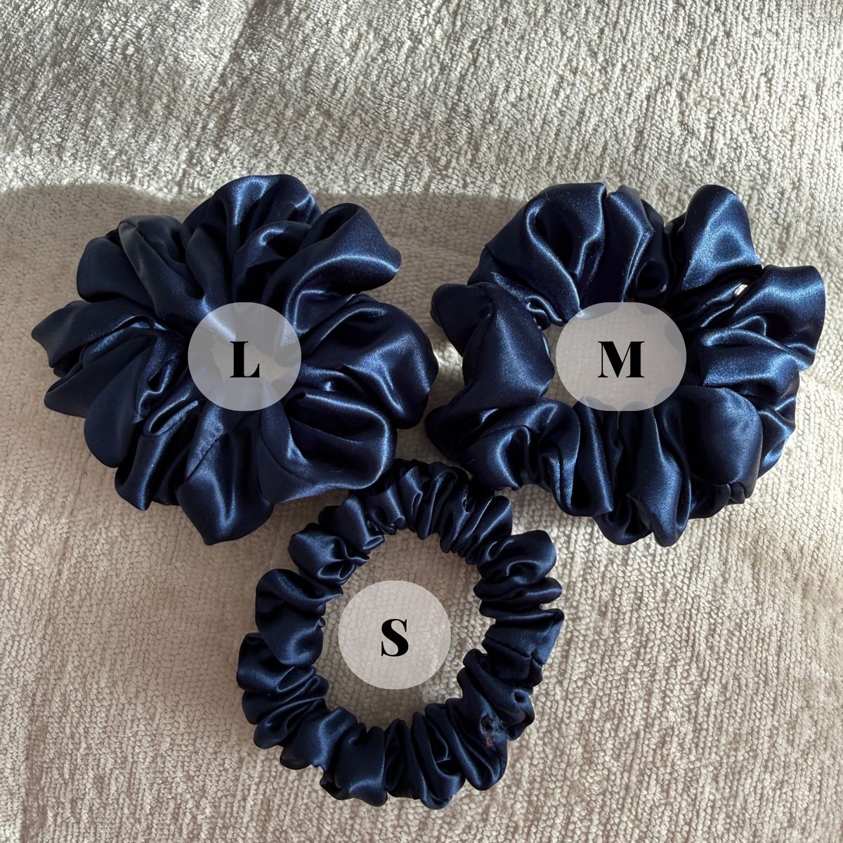 Accessori per capelli: 12# navy blue 100% Mulberry Silk Scrunchie Size M - NEW – Nuovo e nell'imballaggio originale da Winterthur venduto da LeLe0606 1