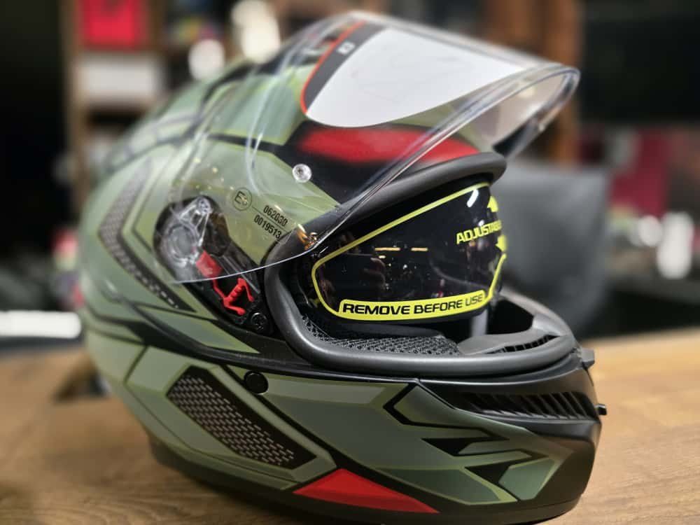 AGV Caschi & visiere: Casque AGV intégral K3Multi Decept olive vert/rouge/noir mat – Nuovo e nell'imballaggio originale da Yverdon-les-Bains venduto da MotoFactory. 1