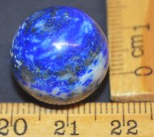 Deko Heilstein G-728 – Lapislazuli Kugel mit Sockel –ca.18mm