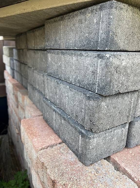 Rivestimenti per pavimenti: Pavés en béton gris / teintés  – Usato da Evionnaz venduto da viv_6fwl