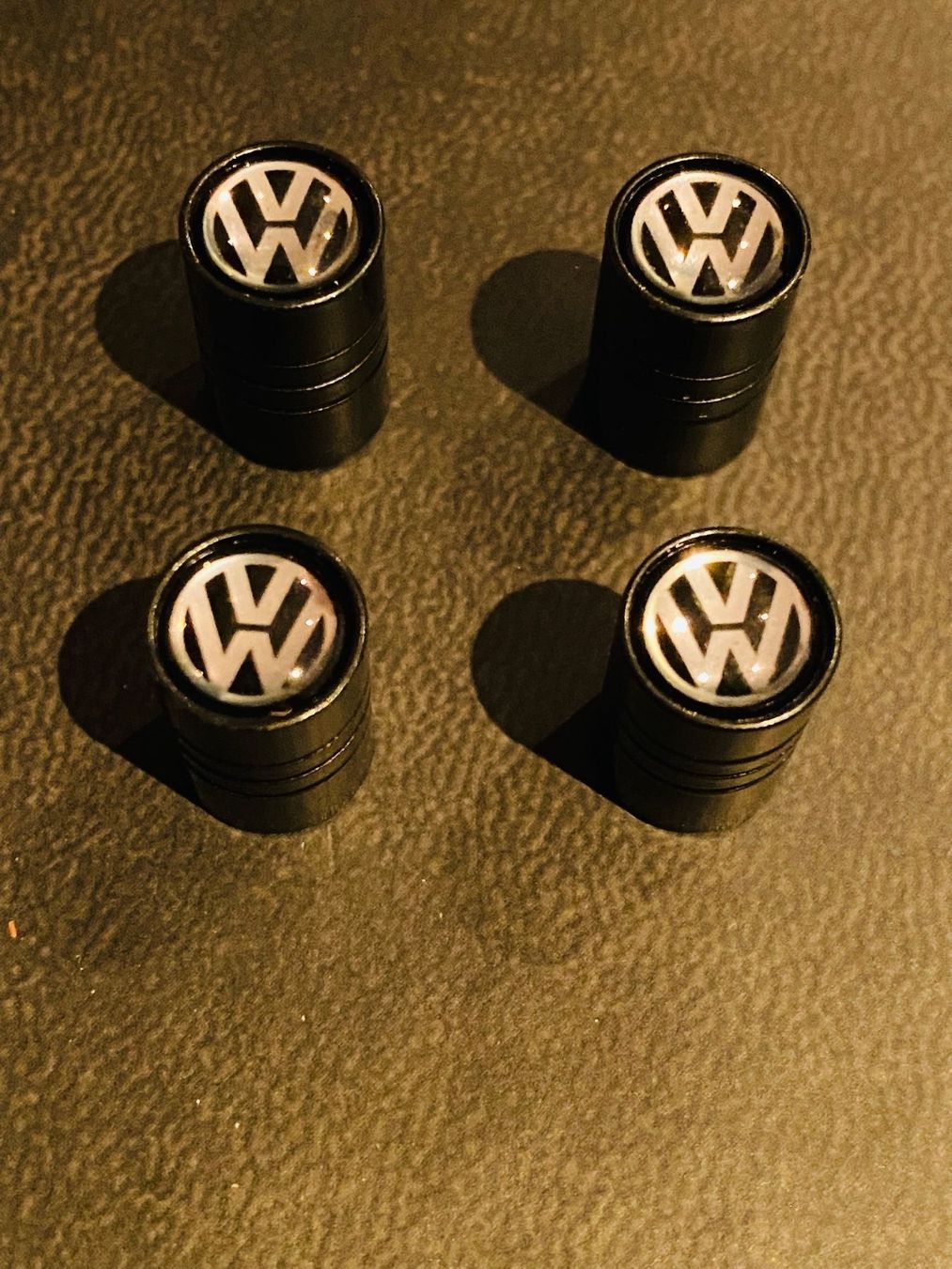 Volkswagen Sonstiges Fahrzeugzubehör: VW Ventilkappen 4er-Set in schwarz NEU – Neu und originalverpackt aus Balsthal von  1