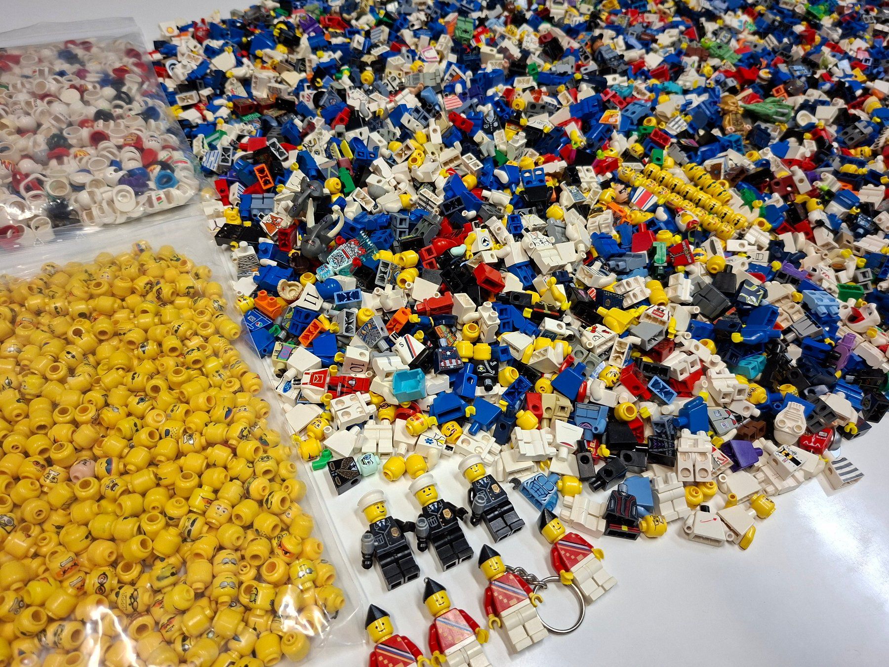 Lego Spielzeuge: Lego Minifiguren 7,7 kg – Gebraucht aus Sils im Domleschg von AMAG_AUDI_ZH 2