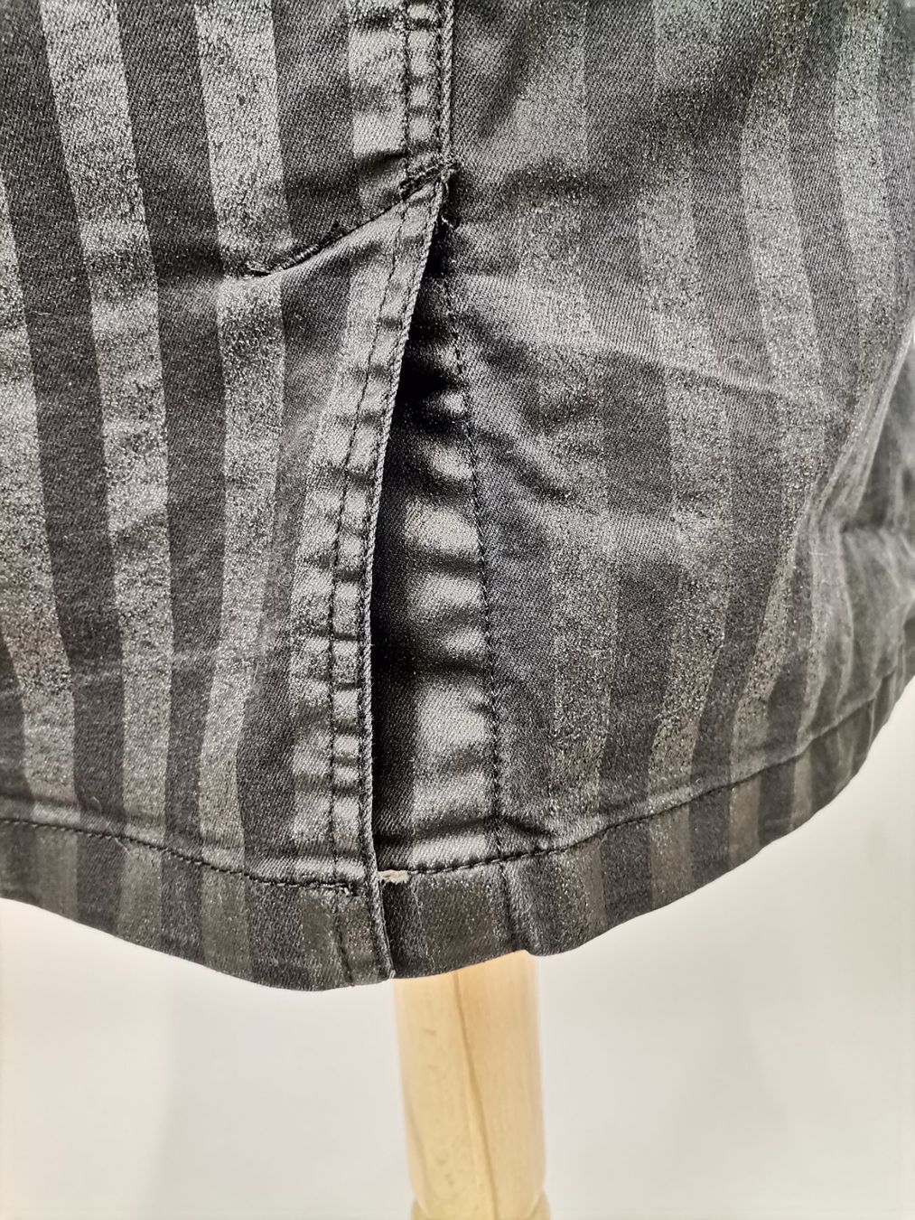 Gonne: JUMP JEANS Stretch-Rock Schwarz/Grau gestreift – Usato da Schaffhausen venduto da Restwert_SH 4