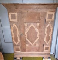Wunderschöner antiker Bauernschrank in Nussbaum um 1820