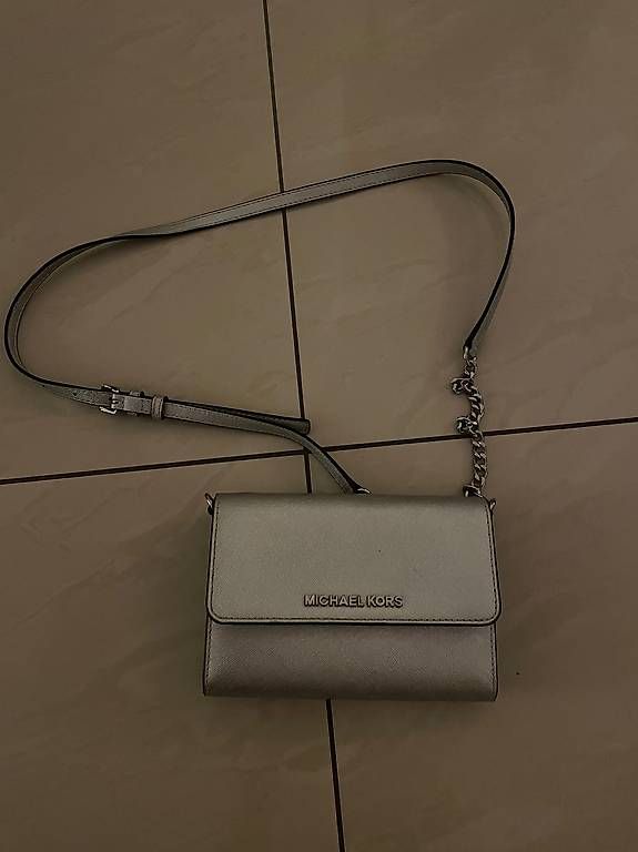 Michael Kors Sacs femmes: Michael Kors Umhängetasche silber – D'occasion à Vaduz par SJ_A