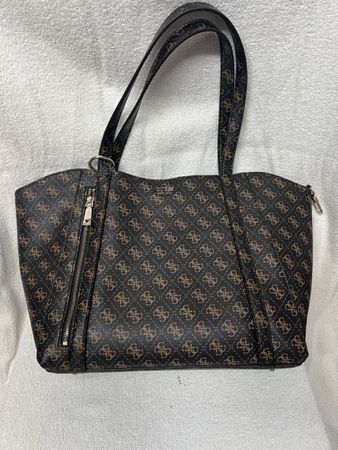 Elegante Guess Handtasche im klassischen Monogramm-Muster
