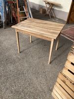Nussbaum Tisch mit Tannenholz Beine