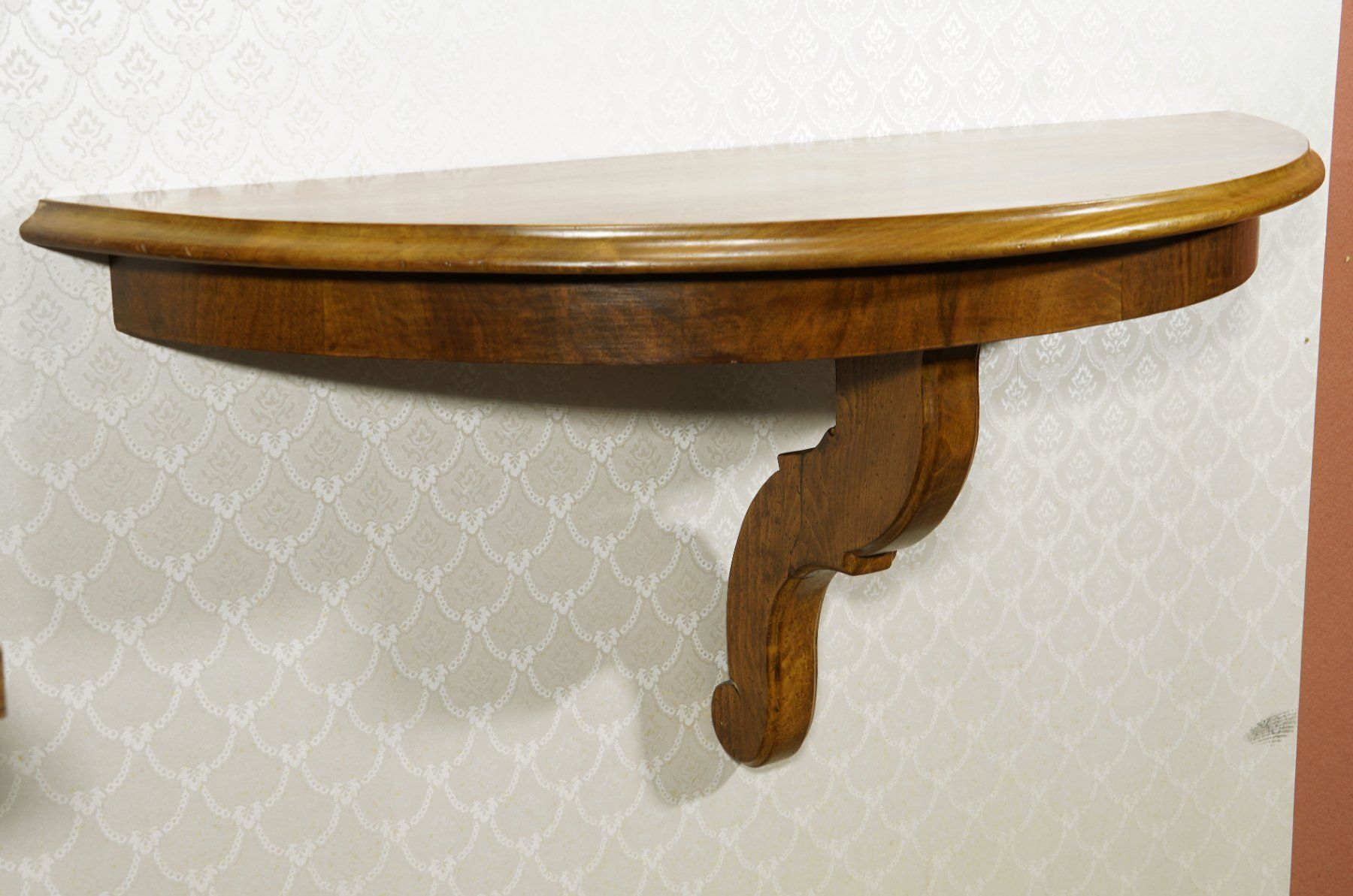 Tavoli: alter Wandtisch Wandkonsole Nussbaum halbrund – Usato da Meggen venduto da Trouvaillen 3