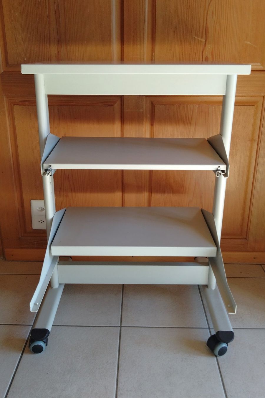 Schreibtische: PC / Geräte / Bürotisch – Gebraucht aus Lyssach von YYZ10