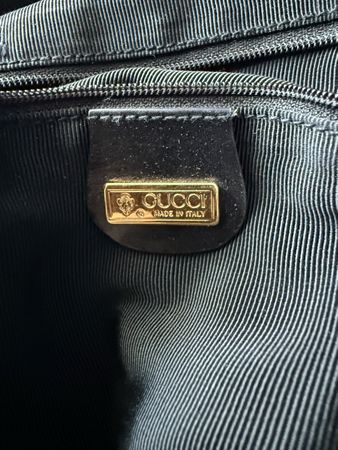 sehr attraktive GUCCI-tasche, schwarz mit goldener kette, zu