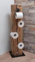 Rustikaler WC-Rollenständer aus einem Altholzbalken