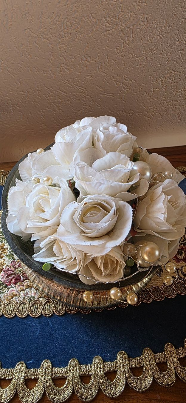 Tutte le decorazioni: Dekoratives Arrangement mit Rosen – Usato da Wolfhalden venduto da Nati-Nati 1