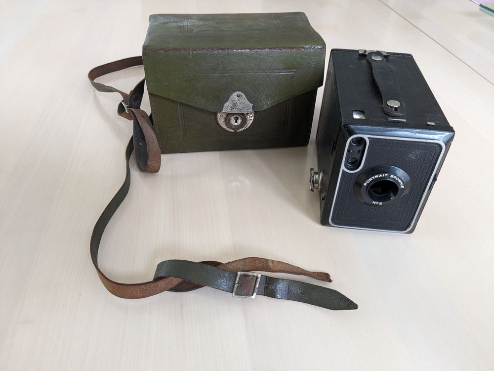 Ancien appareil photo brownie d'occasion - Photo, audio