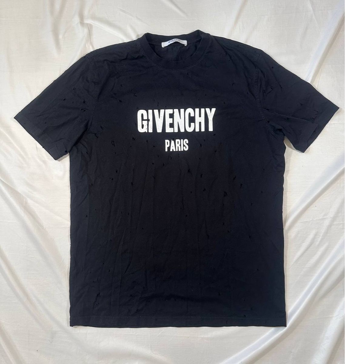 Givenchy T-shirts: Givenchy Paris Tshirt  – D'occasion à Pfäffikon ZH par Nataliia.
