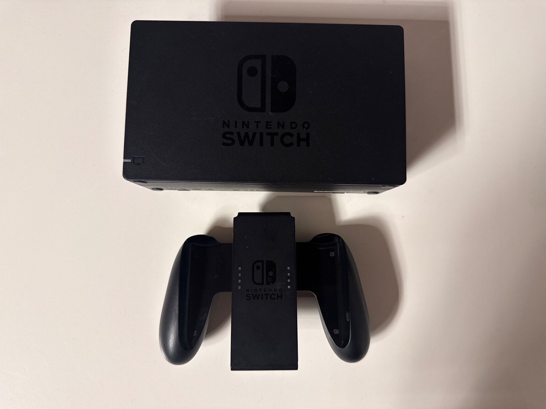 Nintendo Konsolen: Nintendo Switch Dock Station plus Joy Con Halterung – Gebraucht aus Niederbipp von nbf_qy2d