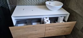 Badezimmerschrank und Waschbecken