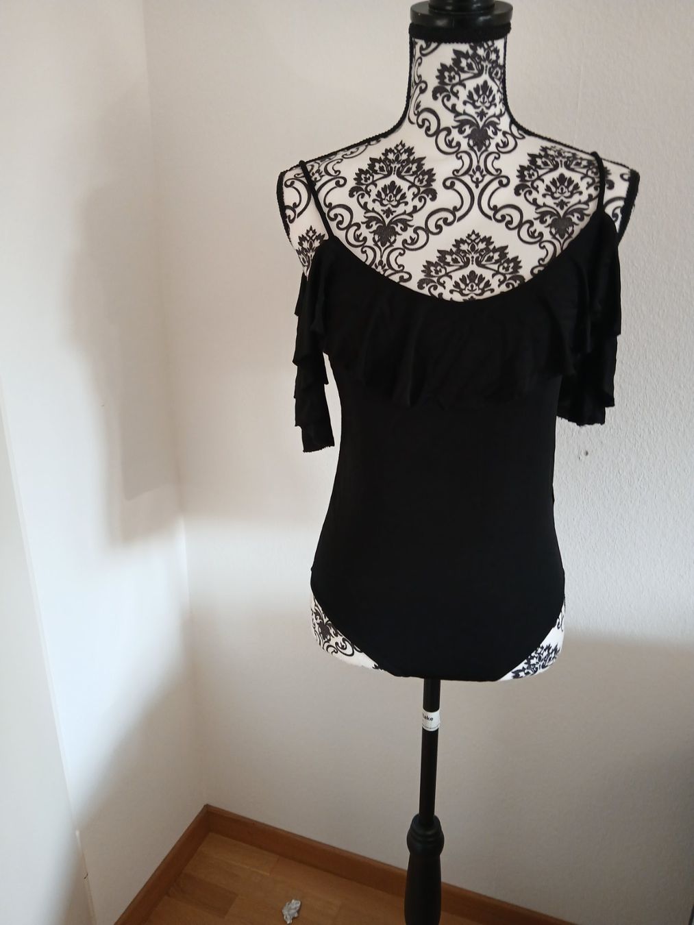 Top: Schwarzer Body mit Carmen-Ausschnitt Grösse M – Usato da Glattbrugg venduto da fin_66d8