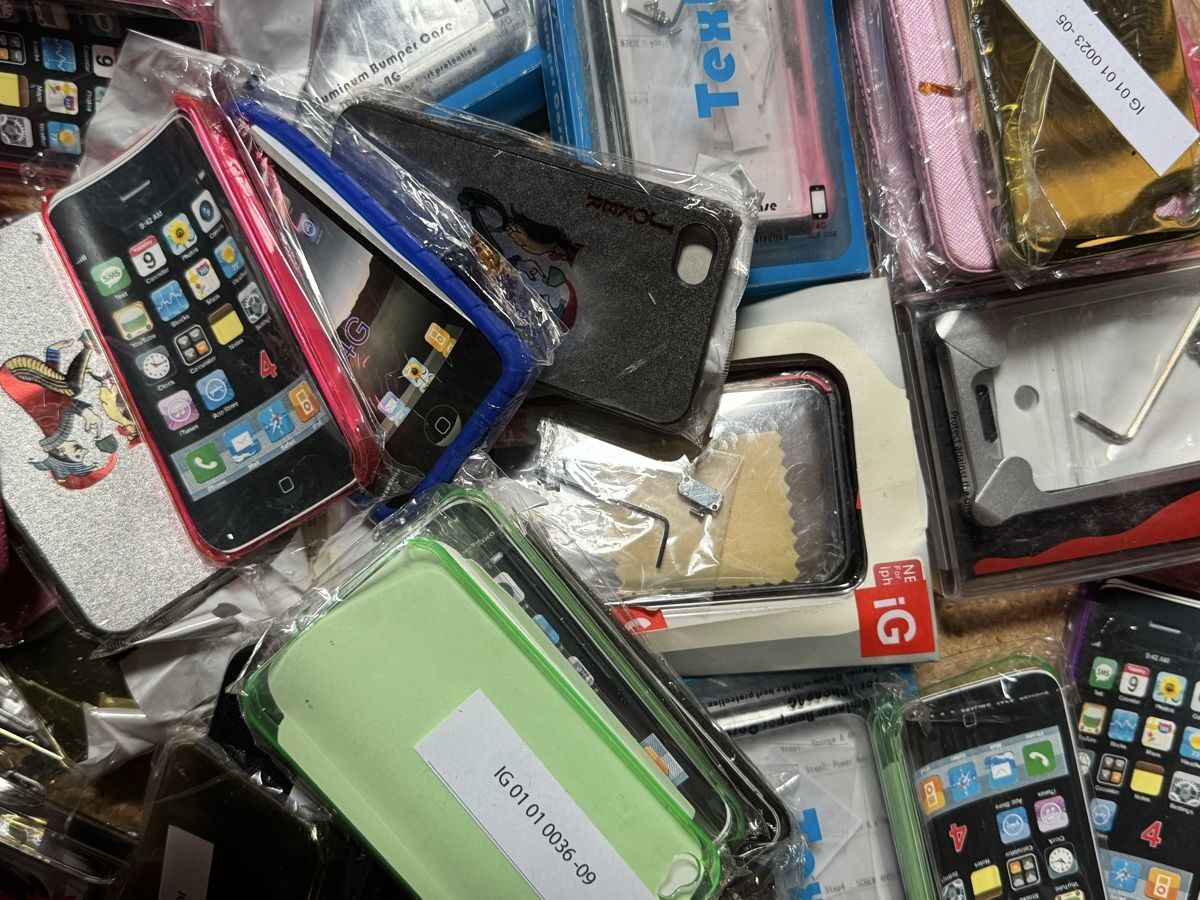 Apple Cover & Protezioni schermo: Restposten 2 iphone 4-5 hülle  – Nuovo e nell'imballaggio originale da winterthur venduto da ds09061 3
