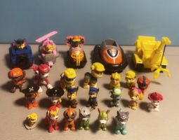 Viele Paw Patrol Figuren und einige Fahrzeuge